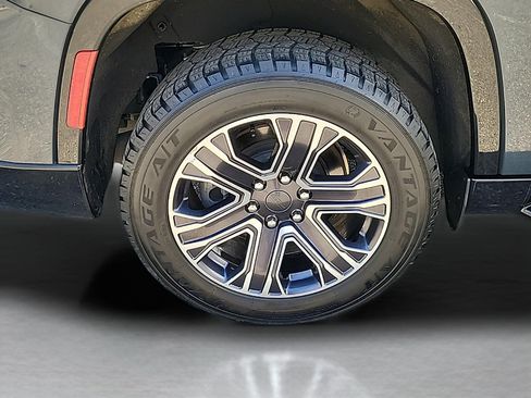 Used 2024 Jeep Wagoneer L Series II w/ Flexible Seating Group AWD/4WD image 9