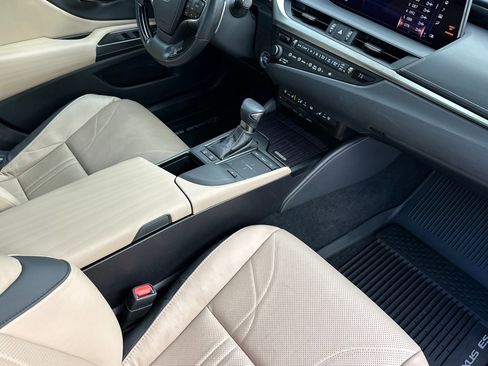 Used 2020 Lexus ES 300h w/ Luxury Package image 15