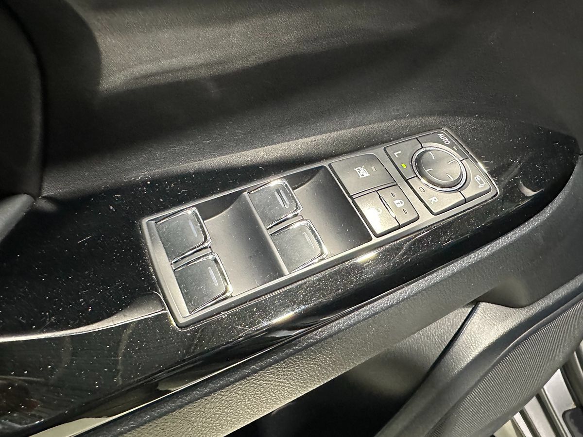 Used 2016 Lexus LX 570 4WD w/ Luxury Package image 32
