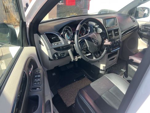 Used 2017 Dodge Grand Caravan SXT w/ Rear Park Assist Package image 6