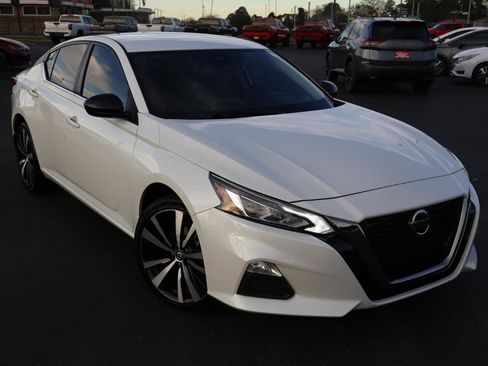 Used 2021 Nissan Altima 2.5 SR image 1
