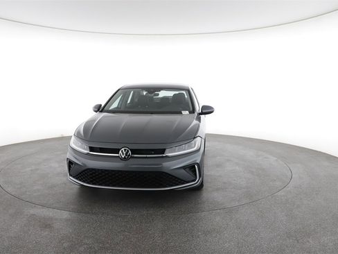 Used 2025 Volkswagen Jetta SE image 4