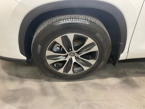 Used 2023 Toyota Highlander XLE AWD/4WD image 6