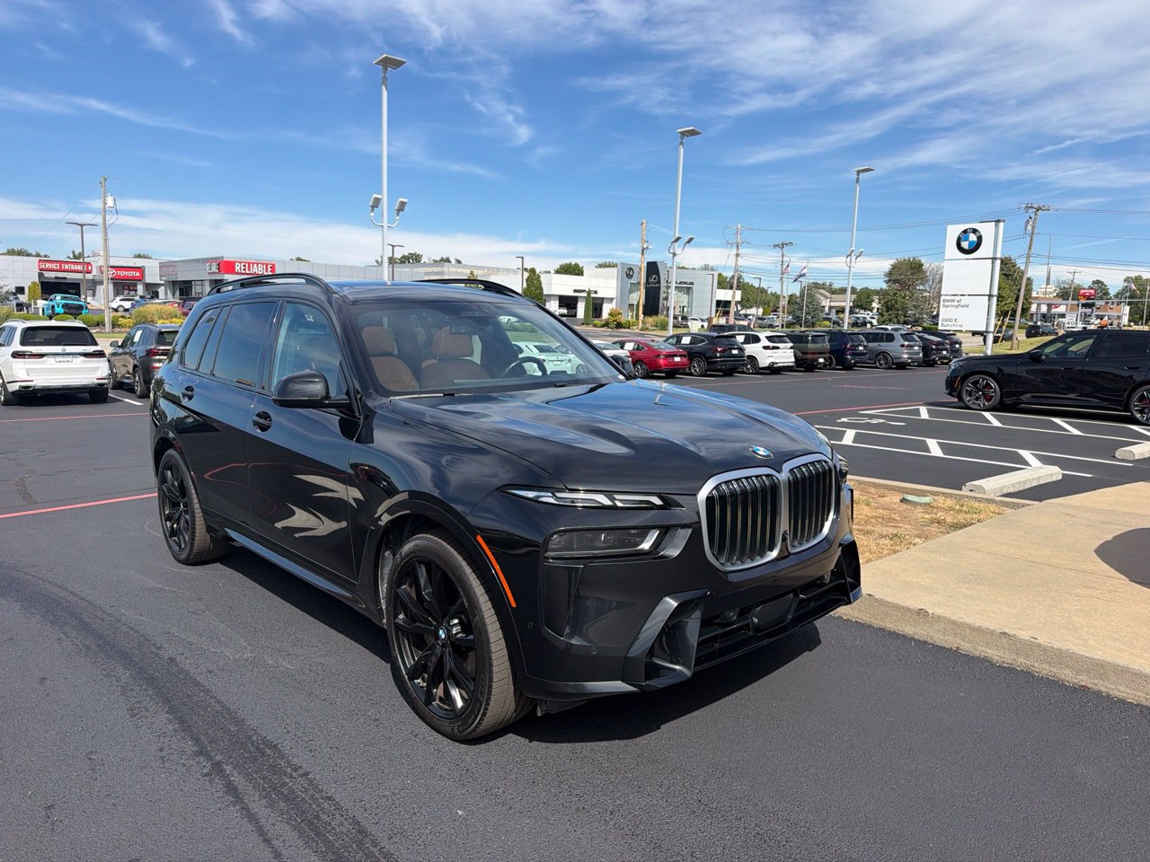 Used 2023 BMW X7 xDrive40i w/ M Sport Package AWD/4WD image 1