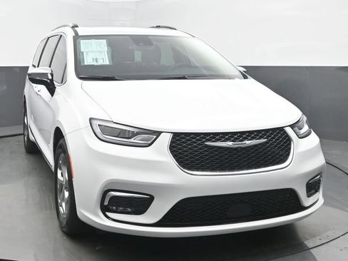 Used 2023 Chrysler Pacifica Limited AWD/4WD image 8
