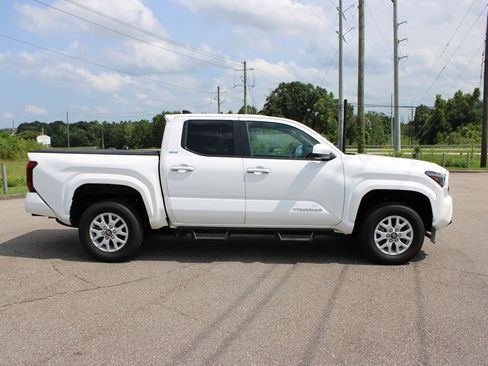 Used 2024 Toyota Tacoma SR5 AWD/4WD image 15