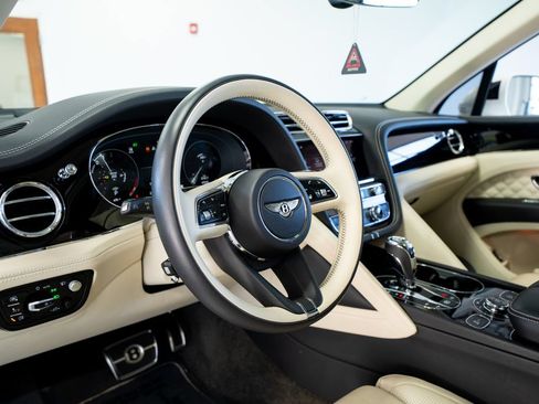 Used 2021 Bentley Bentayga Plug-In Hybrid AWD/4WD image 31