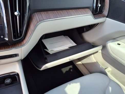 Used 2022 Volvo XC60 B5 Momentum image 12