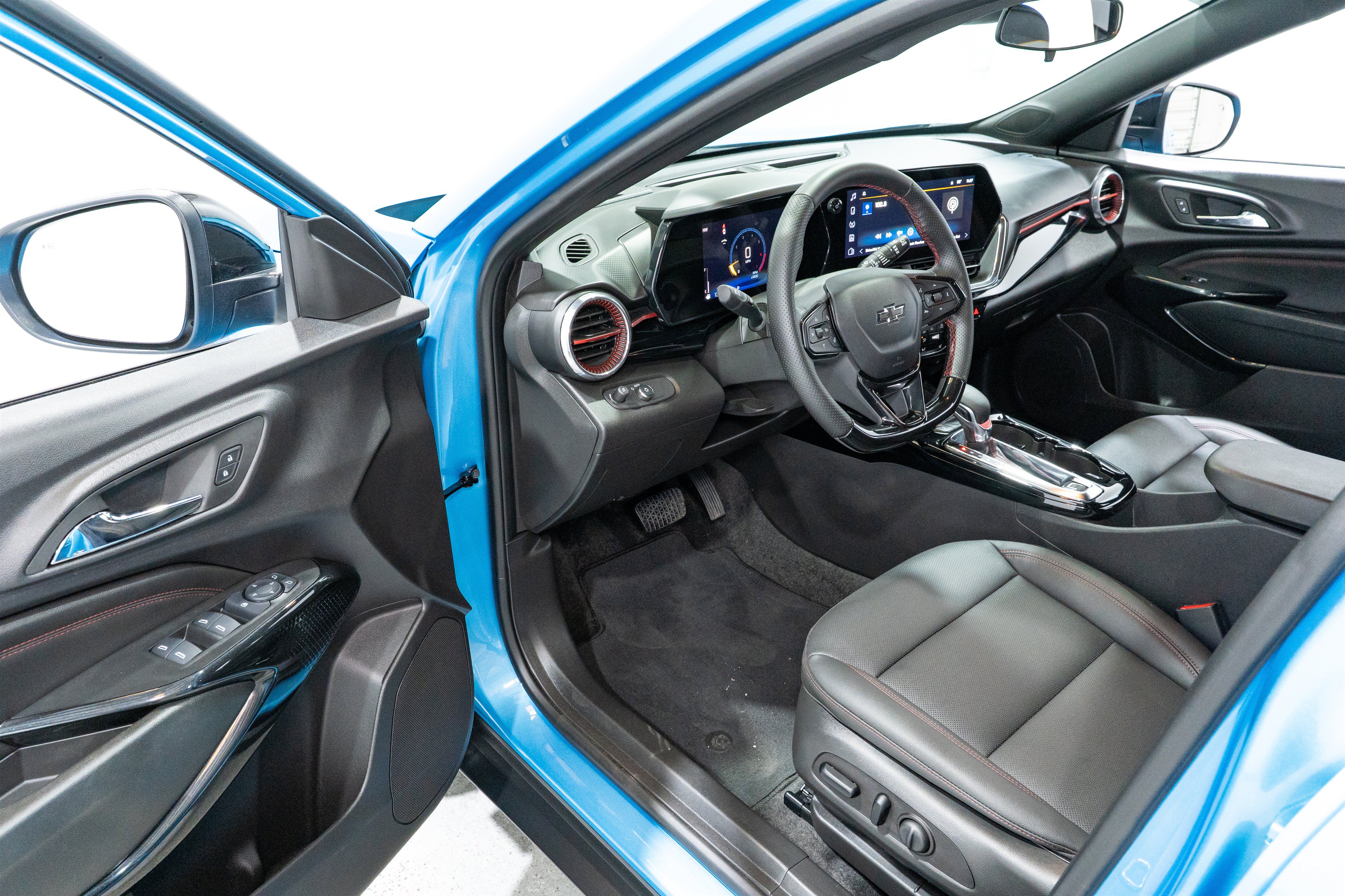 Used 2025 Chevrolet Trax RS w/ Driver Confidence Package FWD image 12