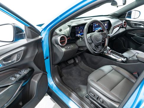 Used 2025 Chevrolet Trax RS FWD image 12