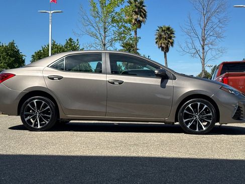 Used 2018 Toyota Corolla SE image 2