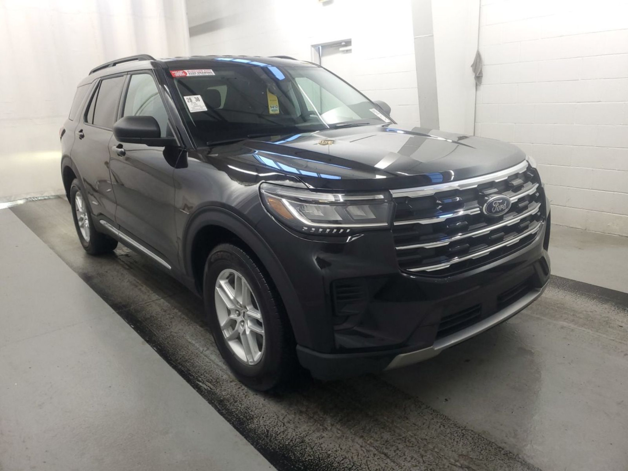 Used 2025 Ford Explorer Active AWD/4WD image 4