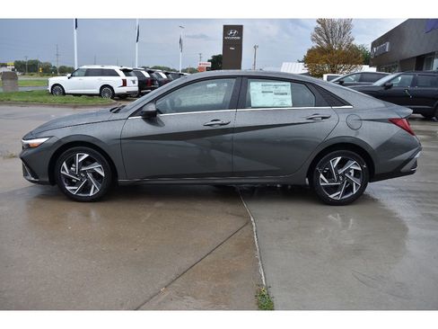 New 2025 Hyundai Elantra SEL image 4
