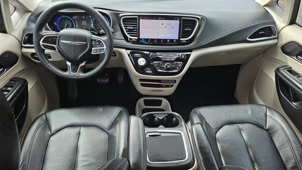 Used 2022 Chrysler Pacifica Touring-L FWD image 5