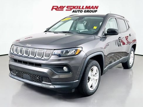 Used 2022 Jeep Compass Latitude w/ Sun and Sound Group AWD/4WD image 3