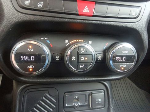 Used 2015 Jeep Renegade Latitude w/ Popular Equipment Group FWD image 28