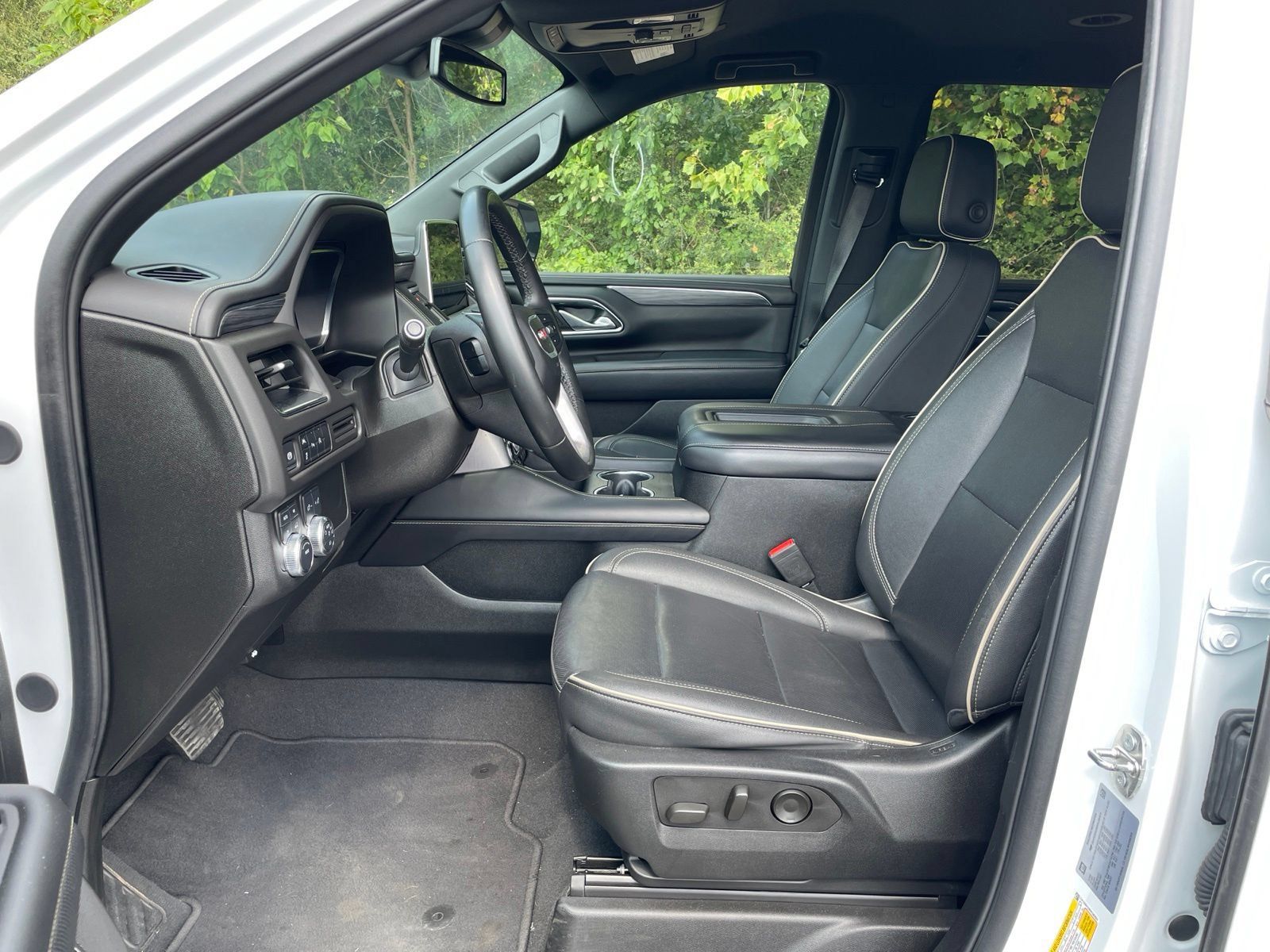 Used 2024 GMC Yukon SLT AWD/4WD image 17