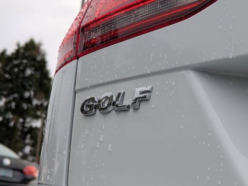 Used 2017 Volkswagen Golf S image 27