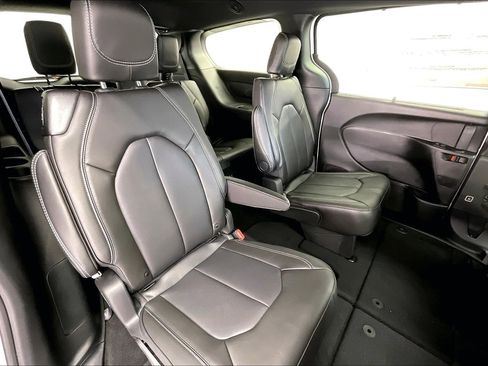 New 2026 Chrysler Pacifica Select image 10