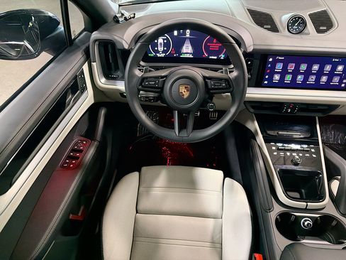 Certified 2025 Porsche Cayenne S AWD/4WD image 17