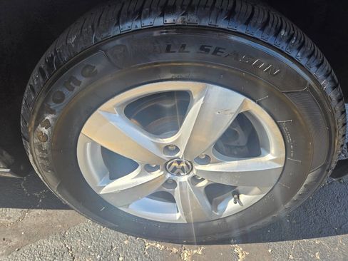 Used 2011 Volkswagen Routan SEL image 40