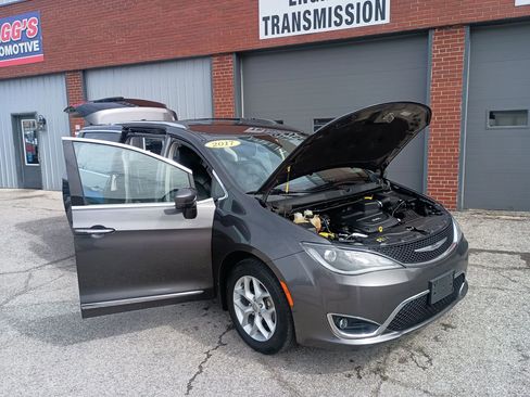 Used 2017 Chrysler Pacifica Touring-L Plus w/ Tire & Wheel Group FWD image 5