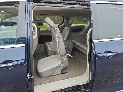 Used 2017 Chrysler Pacifica Touring-L FWD image 38