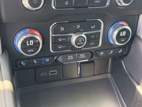 Used 2023 GMC Yukon XL SLT AWD/4WD image 24