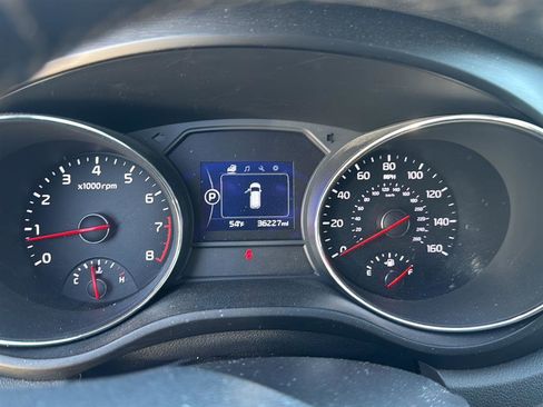 Used 2017 Kia Sedona LX w/ LX Essentials Premium Package image 3