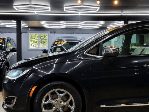 Used 2019 Chrysler Pacifica Limited FWD image 3