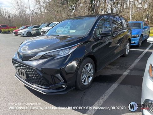 Used 2022 Toyota Sienna XSE w/ XSE Plus Package image 1