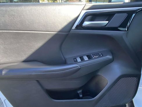 Used 2024 Mitsubishi Outlander SE image 15