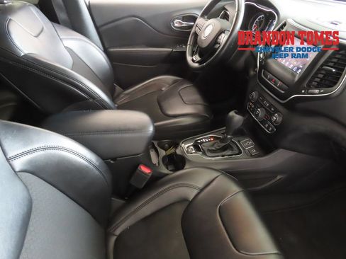 Used 2021 Jeep Cherokee Latitude Plus FWD image 23