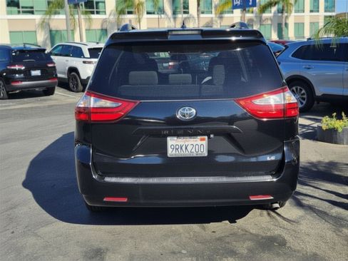 Used 2018 Toyota Sienna LE w/ Carpet Mat Package FWD image 5