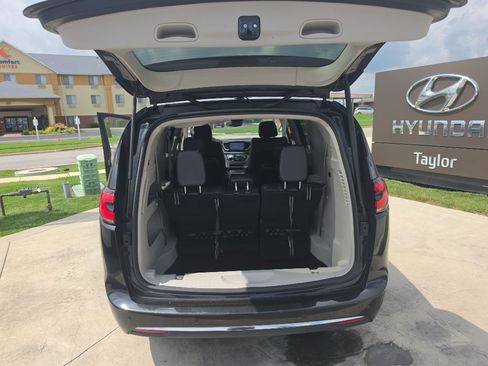 Used 2023 Chrysler Pacifica Touring-L FWD image 14