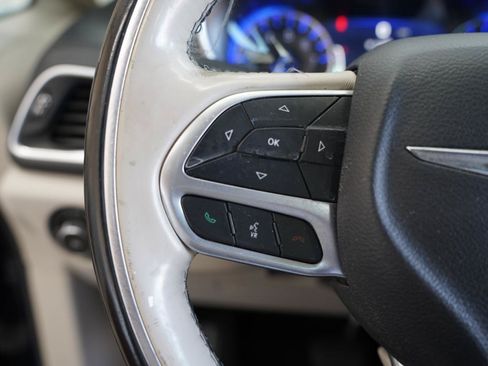 Used 2018 Chrysler Pacifica Limited FWD image 13