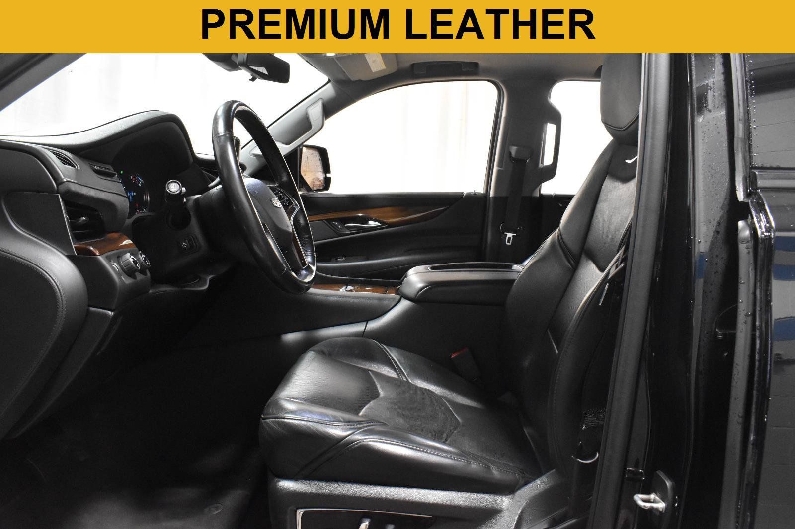 Used 2020 Cadillac Escalade Premium Luxury w/ Escalade Sport Edition AWD/4WD image 4
