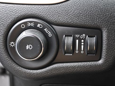 Used 2016 Jeep Cherokee Latitude AWD/4WD image 12