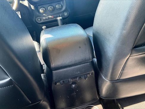 Used 2013 Jeep Wrangler Unlimited Sahara image 30