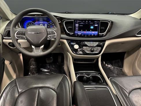 Used 2023 Chrysler Pacifica Limited w/ Uconnect Theater Family Group image 5