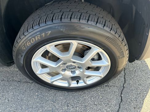 Used 2021 Jeep Renegade Latitude image 9