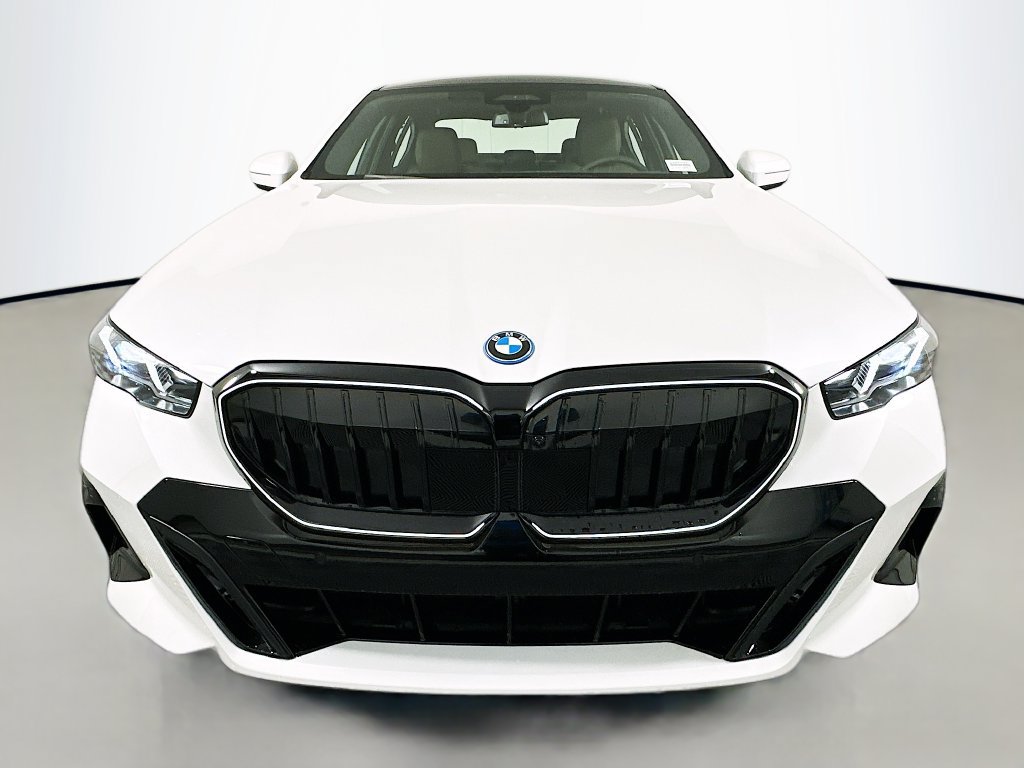 Used 2027 BMW 550e xDrive AWD/4WD image 2