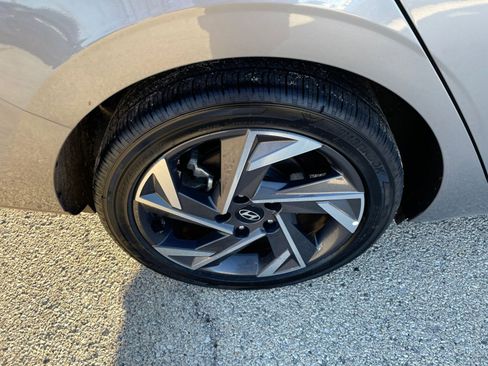 Used 2025 Hyundai Elantra Limited image 29