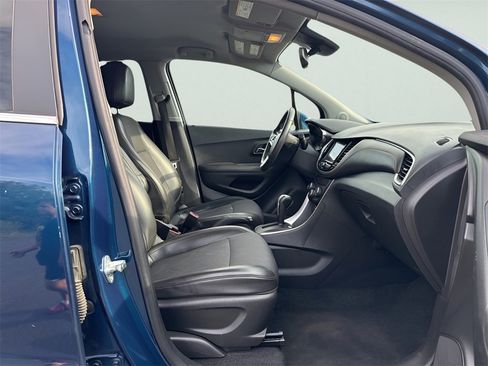 Used 2020 Chevrolet Trax LT w/ LT Convenience Package image 10