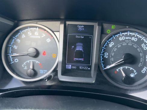 Used 2017 Toyota Tacoma TRD Sport w/ Tow Package (A/T) image 22