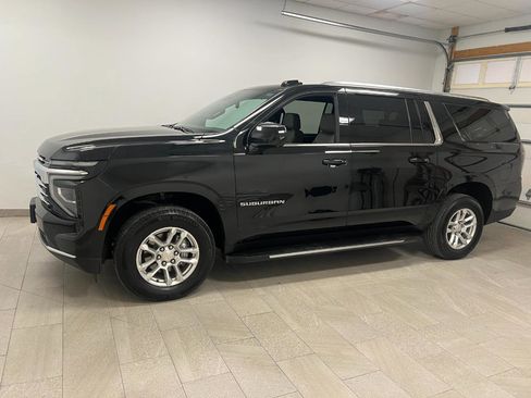 Used 2025 Chevrolet Suburban LT image 2