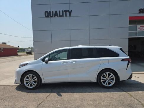 Used 2023 Toyota Sienna Platinum FWD image 1
