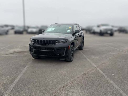 New 2026 Jeep Grand Cherokee Altitude image 3