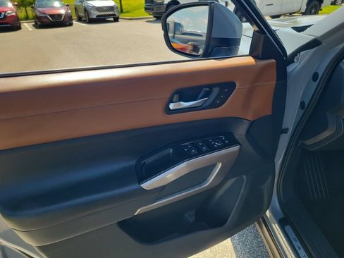 Used 2023 Nissan Pathfinder Platinum FWD image 20