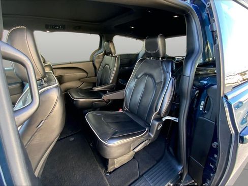 Used 2025 Chrysler Pacifica Limited FWD image 21